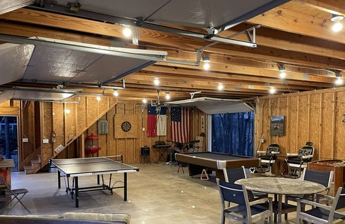 Hickory House | FUN, Family Hangout @ Lake Hickory - Great for Retreats!