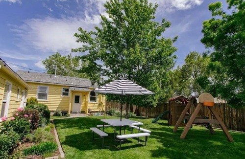 College Place House | Fun family/pet friendly-king beds-outdoor playset