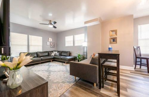 Near Eastside House | Fun for Everyone w Hot Tub BBQ Patio