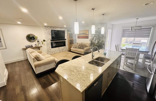 Southeast Edmonton House | Fun for family, sleeps 14, Fun for pets , Yard, AC, Lots of Parking