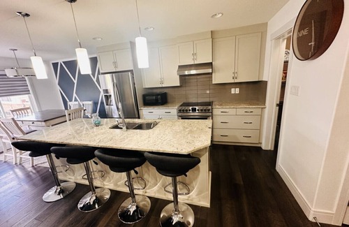 Southeast Edmonton House | Fun for family, sleeps 14, Fun for pets , Yard, AC, Lots of Parking