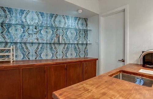Jefferson House | Fun, Games, Music & Grilling Near Downtown & Woodlawn Lake!