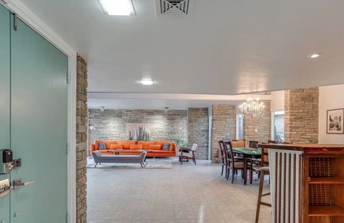 Jefferson House | Fun, Games, Music & Grilling Near Downtown & Woodlawn Lake!