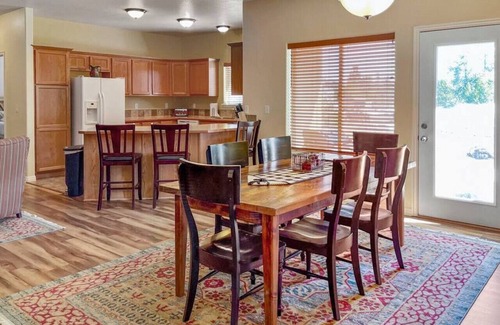 Donnelly Cabin | Fun Getaway with Hot Tub, Arcade, Playground!