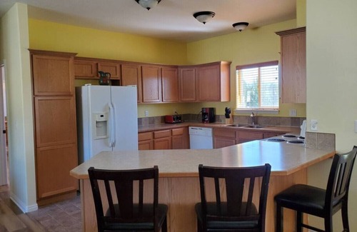 Donnelly Cabin | Fun Getaway with Hot Tub, Arcade, Playground!