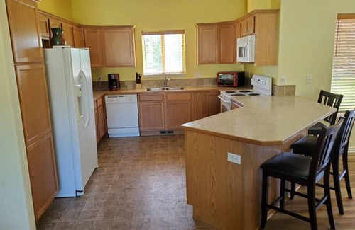 Donnelly Cabin | Fun Getaway with Hot Tub, Arcade, Playground!