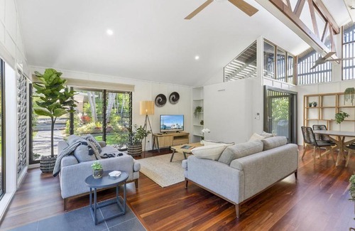 Sunshine Beach House | Fun in Ferris Everything you need Pet Friendly 2 Bedroom House with Pool - Sleeps 6