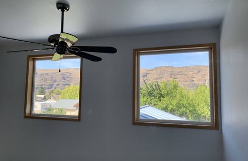 Sunland Estates House | Fun in the Sun! Columbia River, wineries, Gorge concerts - sleeps up to 8