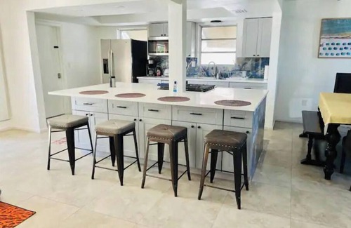 Driftwood House | Fun Kids Family Stay - FLL Cruise Guests & Airport! AirHockey-Arcade-Pool-Toys