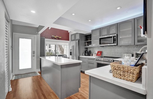 Colee Hammock House | Fun Location! 1 block walk to Las Olas blvd in Ft. Lauderdale w/Pool & parking