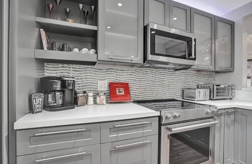 Colee Hammock House | Fun Location! 1 block walk to Las Olas blvd in Ft. Lauderdale w/Pool & parking
