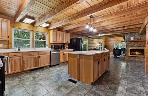 Laurelville Cabin | Fun Luxury Lodge Sleeping 25: Hot Tub, 16 Acres