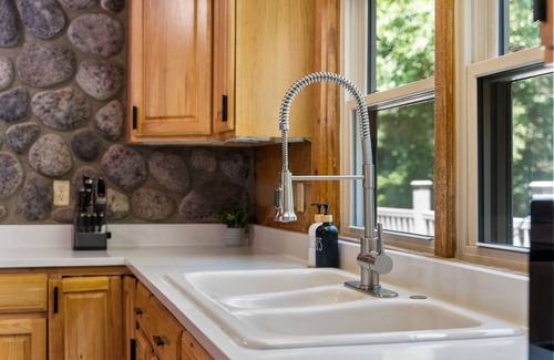 Laurelville Cabin | Fun Luxury Lodge Sleeping 25: Hot Tub, 16 Acres