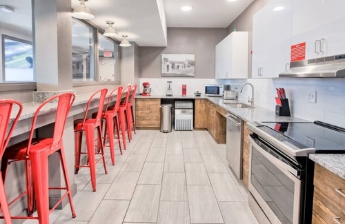 University District Apartment | 🔶Fun Micro-Unit | Garage Parking🚘 + Great Amenities✨ | Great For Long Stays 📆