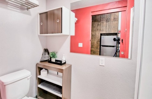 University District Apartment | 🔶Fun Micro-Unit | Garage Parking🚘 + Great Amenities✨ | Great For Long Stays 📆