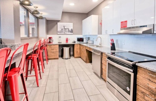 University District House | 🔶Fun Micro-Unit w/ Garage Parking Near High St. | Jacuzzi, Fitness Gym, WiFi, +