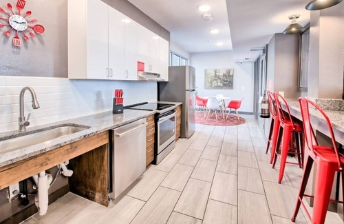 Old North Columbus Apartment | 🔷Fun Micro-Unit w/ Garage Parking Near High St. | Jacuzzi, Fitness Gym, WiFi, +