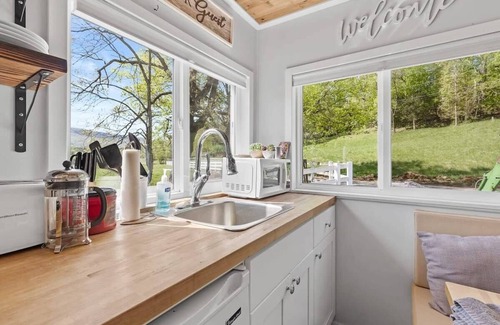 Wildwood House | Fun-Size Farmhouse w/Pool 15 Min to Chattanooga