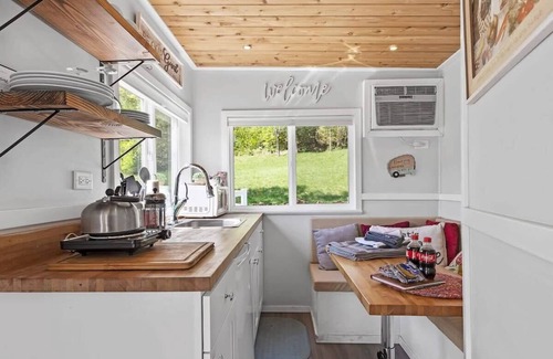 Wildwood House | Fun-Size Farmhouse w/Pool 15 Min to Chattanooga