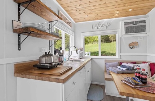 Wildwood House | Fun-Size Farmhouse w/Pool 15 Min to Chattanooga