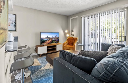 South Lamar Apartment | Fun Sola 1BR King Suite Close to DT w Pool