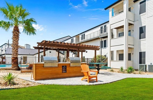 South Lamar Apartment | Fun Sola 1BR King Suite Close to DT w Pool