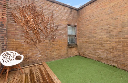Woodside Apartment | Fun & Stylish Ground Floor Apartment w/Games Room!