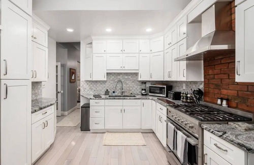 Weinland Park House | Fun upscale oasis w/hot tub near OSU & Short North