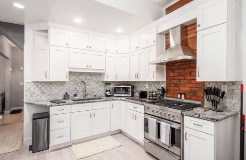 Weinland Park House | Fun upscale oasis w/hot tub near OSU & Short North