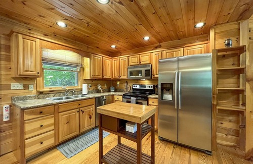 Cherry Log Cabin | Fun Woodsy Cabin! Hot Tub, Game Room, Fire Pit! In the Aska Adventure Area