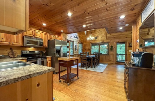 Cherry Log Cabin | Fun Woodsy Cabin! Hot Tub, Game Room, Fire Pit! In the Aska Adventure Area