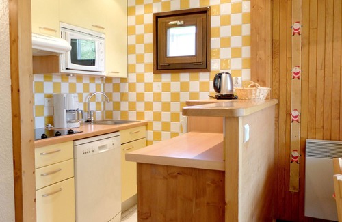 Le Lavachet Apartment | Functional Apartment Near Slopes with Balcony & WiFi