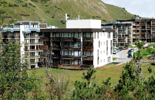 Le Lavachet Apartment | Functional Apartment Near Slopes with Balcony & WiFi