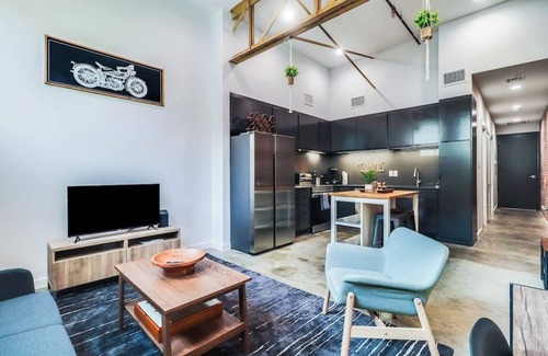 Downtown Apartment | Funky Downtown Flat with Gameroom & Firepit