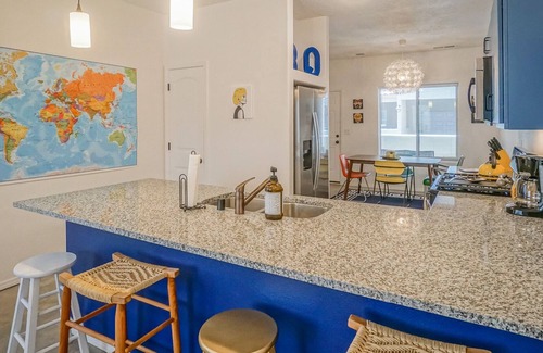 Barelas House | FUNKY FUN 3bd/2.5ba, 2 KINGS, Shfflbrd, Pro Cleaned!