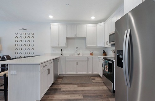 Hildale Apartment | Funky Retreat: 3BR/2BA Full of Amenities: Pool, Hot Tub, Sauna, 1 Hr to Zion