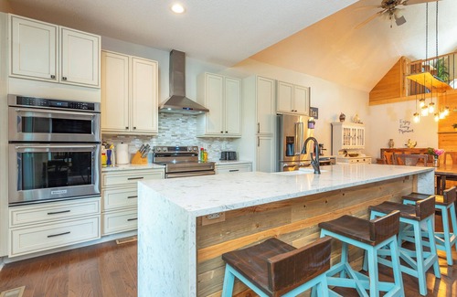 Weaverville House | Funtastic Retreat! PS5, View, Goats, Hot Tub, Karaoke!