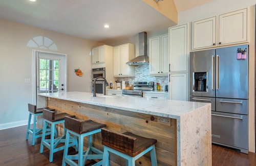 Weaverville House | Funtastic Retreat! PS5, View, Goats, Hot Tub, Karaoke!