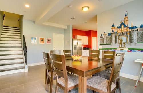 Anaheim Colony Historic District House | Funtierland + Walt's Place + Close to Disney + Shared Pool and Splash Pad