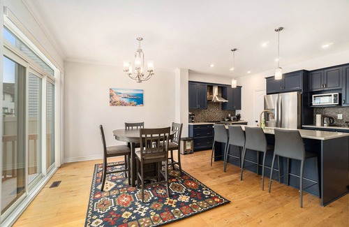 Ottawa Division House | Furnished 4 Bedroom House in Ottawa sleeps 8
