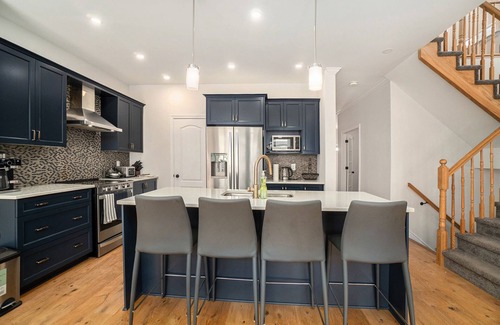 Ottawa Division House | Furnished 4 Bedroom House in Ottawa sleeps 8