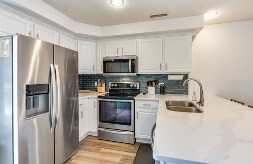Camdenton Condo | Furnished Balcony + Lake View: Camdenton Condo
