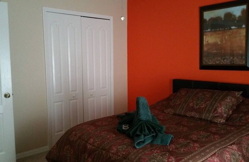 Orlando Bed & Breakfast | Furnished Bedroom and Private Bathroom