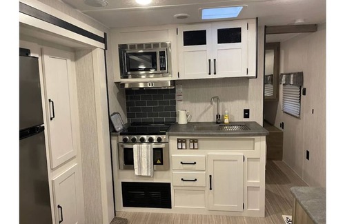 Normal House | Furnished Cozy Apartment in Bloomington - Normal Area