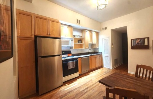Sheffield and DePaul Apartment | Furnished Holiday Gem Lincoln Park Chicago - Red Line/Fullerton L 1 Block