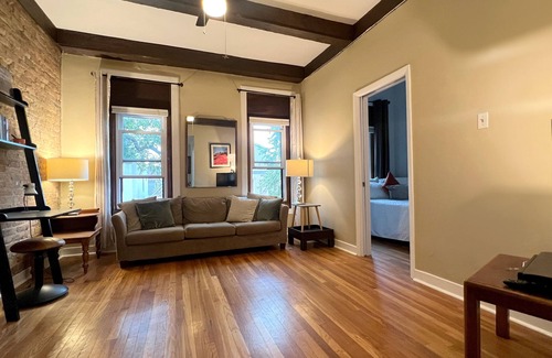 Sheffield and DePaul Apartment | Furnished Holiday Gem Lincoln Park Chicago - Red Line/Fullerton L 1 Block