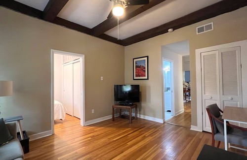 Sheffield and DePaul Apartment | Furnished Holiday Gem Lincoln Park Chicago - Red Line/Fullerton L 1 Block