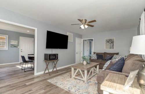 Middletown House | Furnished Ranch Home with FREE washer and dryer