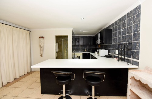 Greater Johannesburg Metropolitan Area House | Furnished & Serviced, Cottages with Private Garden