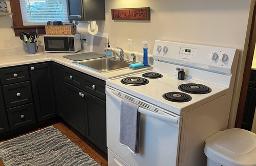 Lexington Apartment | Furnished sweet retreat, 2-bedroom apartment in Lexington - WiFi, W/D, Parking